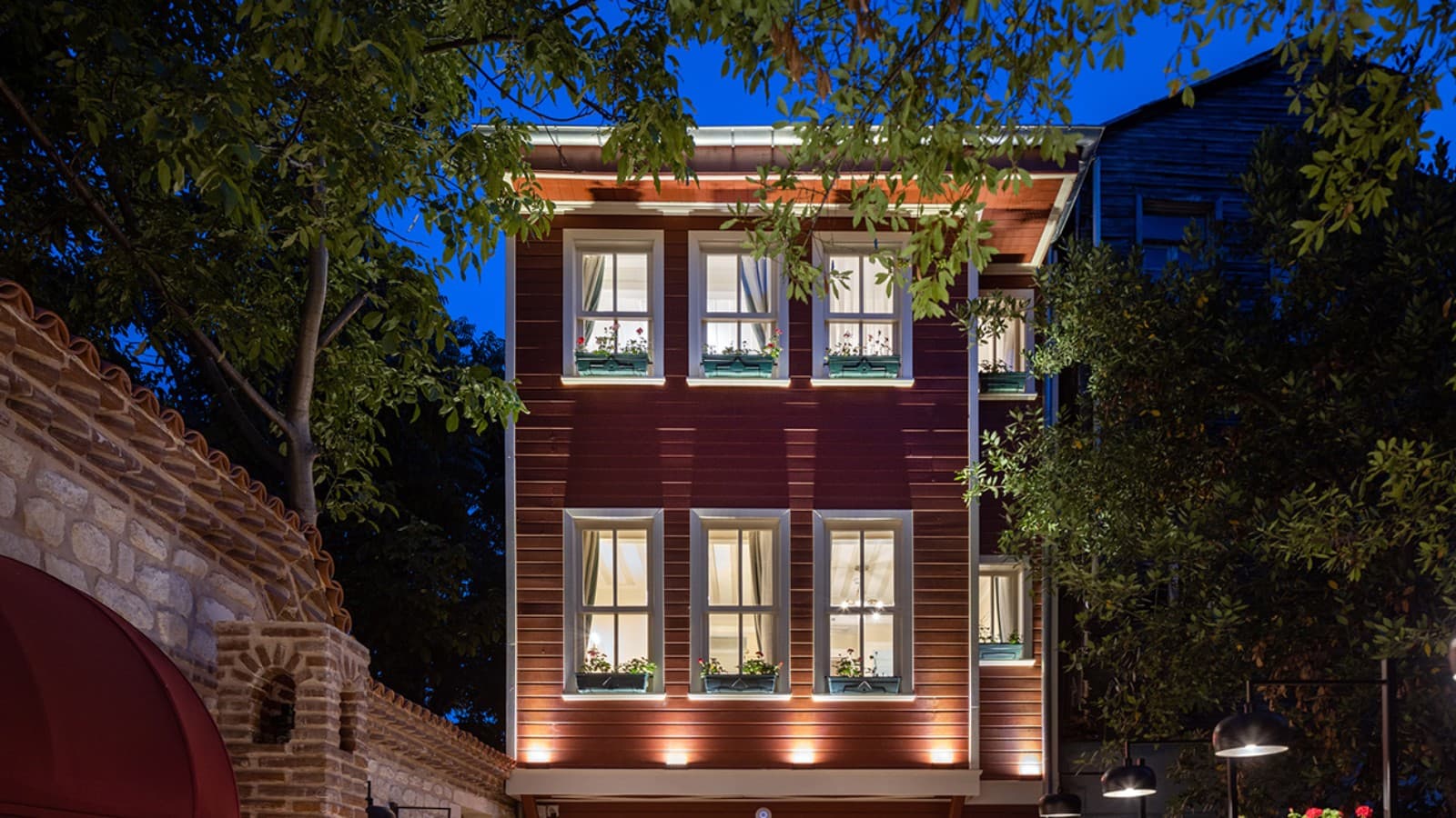 O pátio do Hotel Turkish House em Istambul combina elementos estruturais e decorativos de diferentes épocas (© Hotel Turkish House) O pátio do Hotel Turkish House em Istambul combina elementos estruturais e decorativos de diferentes épocas (© Hotel Turkish House)