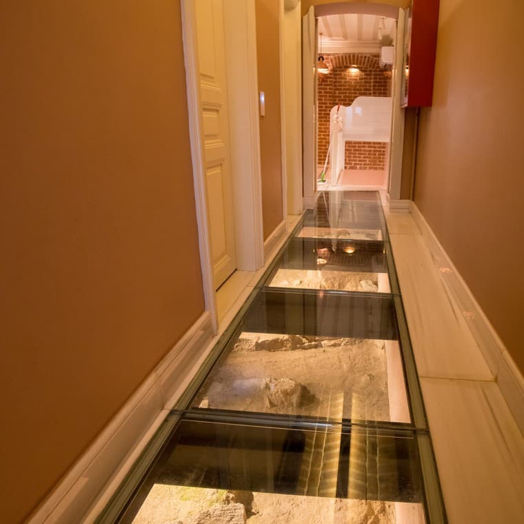 Nos corredores do rés-do-chão podem ver-se os restos do antigo muro do jardim do palácio por baixo de painéis de vidro (© Hande Erçin) Nos corredores do rés-do-chão podem ver-se os restos do antigo muro do jardim do palácio por baixo de painéis de vidro (© Hande Erçin)