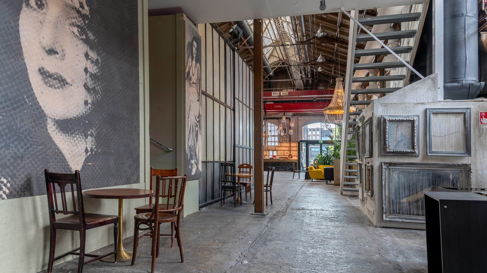 Aqui uma fábrica converteu-se em sala de estar (© Kansallis Teatteri) Aqui uma fábrica converteu-se em sala de estar (© Kansallis Teatteri)