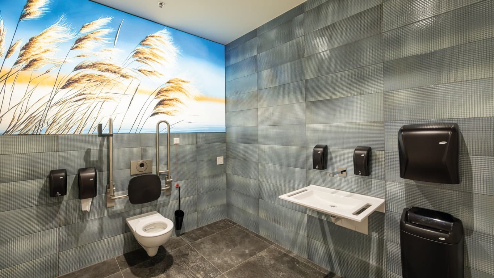 Casa de banho adaptada para pessoas com mobilidade limitada Casa de banho adaptada para pessoas com mobilidade limitada