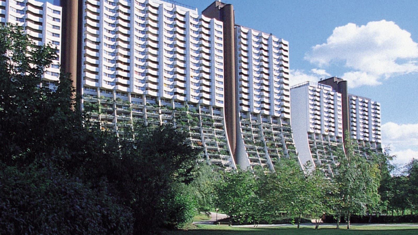 Para instalar os tubos PE, alguns dos trabalhadores tiveram de fazer rapel na varanda como alpinistas. (© Gesiba) Para instalar os tubos PE, alguns dos trabalhadores tiveram de fazer rapel na varanda como alpinistas. (© Gesiba)