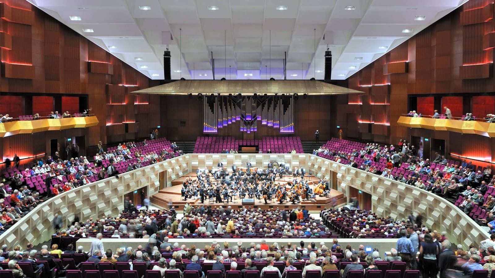 Na grande sala de concertos acontecem apresentações musicais de todos os estilos (© Plotvis e Kraaijvanger Architecten) Na grande sala de concertos acontecem apresentações musicais de todos os estilos (© Plotvis e Kraaijvanger Architecten)