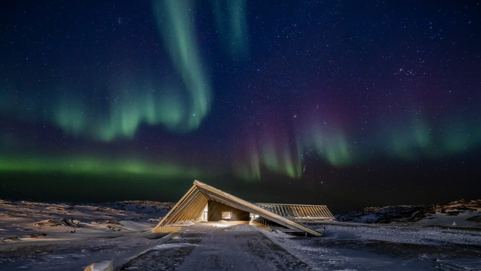 O Icefjord Centre sob a espetacular aurora boreal da noite polar da Groenlândia (© Adam Mørk) O Icefjord Centre sob a espetacular aurora boreal da noite polar da Groenlândia (© Adam Mørk)