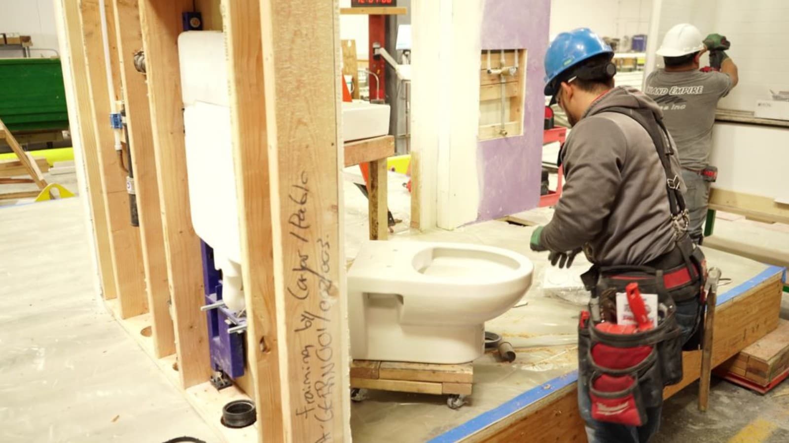 Na casa de banho são utilizadas estruturas Geberit Duofix com autoclismos de interior que poupam espaço. (© Geberit) Na casa de banho são utilizadas estruturas Geberit Duofix com autoclismos de interior que poupam espaço. (© Geberit)