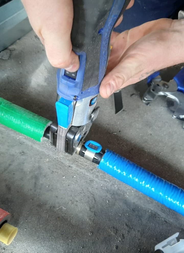 O novo sistema de união por compressão Geberit FlowFit em uso (© Geberit) O novo sistema de união por compressão Geberit FlowFit em uso (© Geberit)