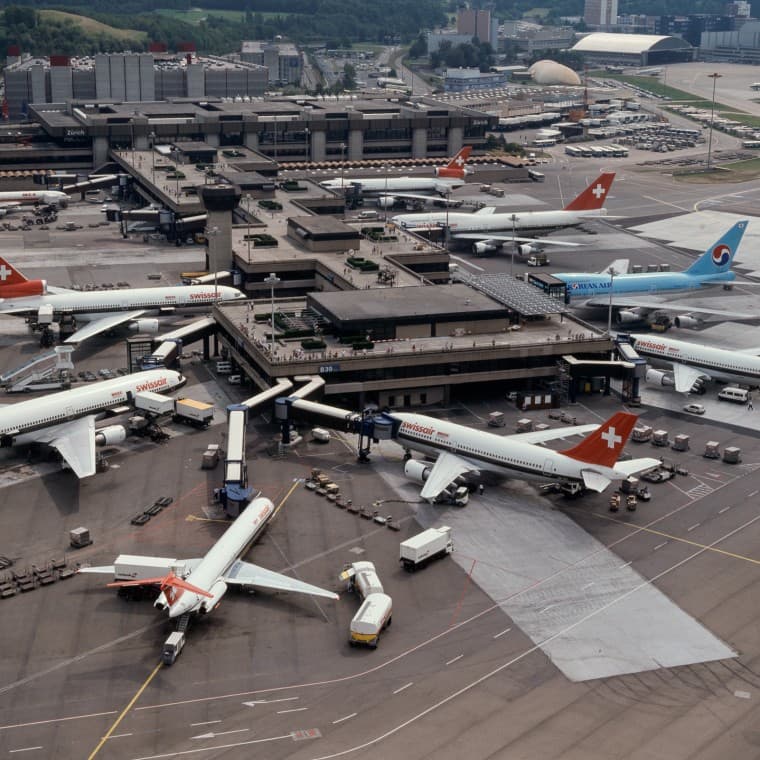 Vista aérea do Terminal B de Zurique nos anos 80 (© Swissair) Vista aérea do Terminal B de Zurique nos anos 80 (© Swissair)