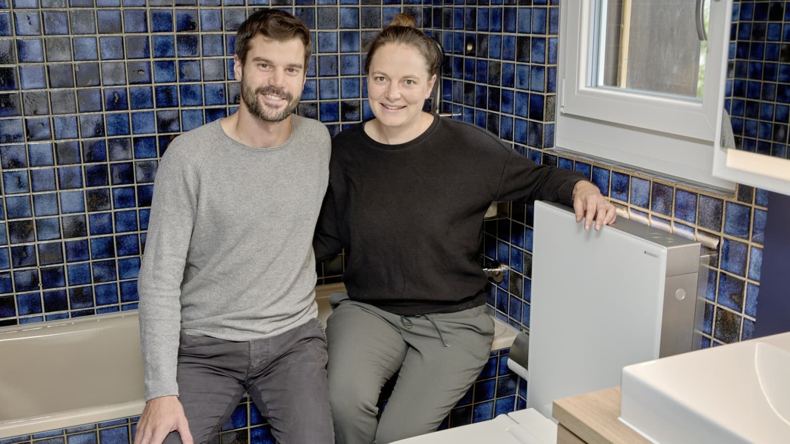 Tobias Wildbrett e Manuela Weibel estão encantados com a sua casa de banho cuidadosamente renovada – e com o Geberit Monolith (© Ben Huggler) Tobias Wildbrett e Manuela Weibel estão encantados com a sua casa de banho cuidadosamente renovada – e com o Geberit Monolith (© Ben Huggler)