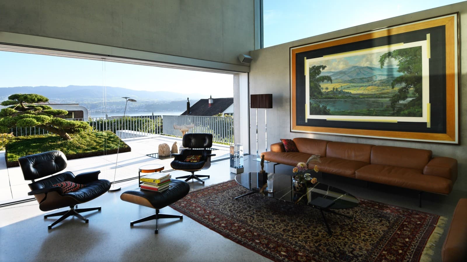 Ma” na casa em Stäfa: A grande janela enquadra a paisagem, permitindo que a natureza se torne parte do interior. A colocação dos elementos arquitectónicos e a escolha moderada de materiais deixam a divisão respirar (© David Willen Studio) Ma” na casa em Stäfa: A grande janela enquadra a paisagem, permitindo que a natureza se torne parte do interior. A colocação dos elementos arquitectónicos e a escolha moderada de materiais deixam a divisão respirar (© David Willen Studio)