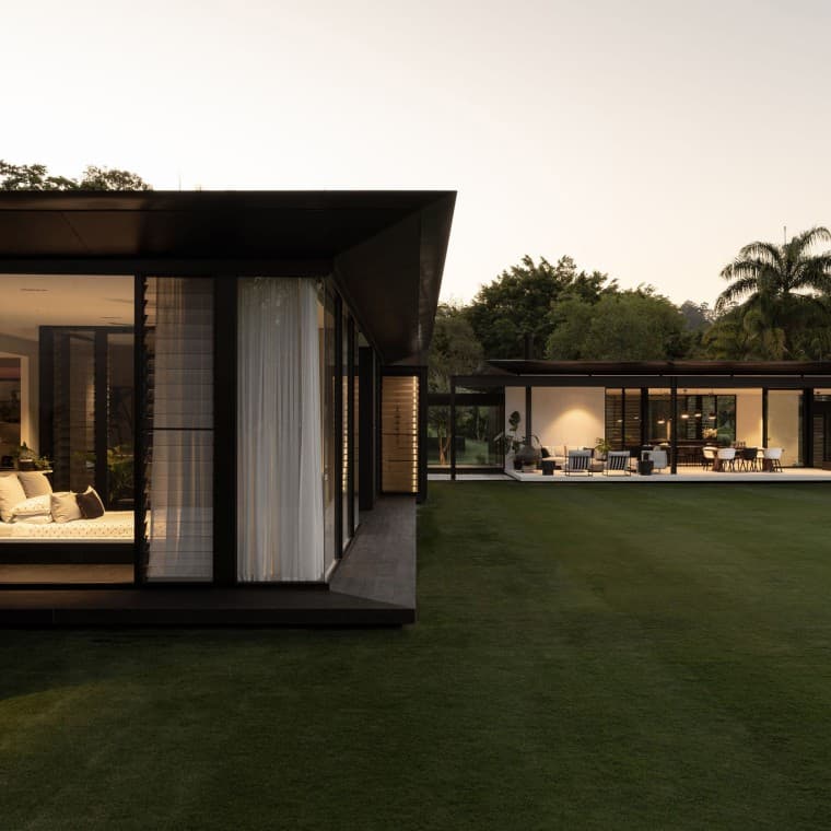 Para Sarah Waller, a arquitetura não se resume a criar espaços, mas sim a desenhar a vida que se vive dentro deles (© Alyne Media) Para Sarah Waller, a arquitetura não se resume a criar espaços, mas sim a desenhar a vida que se vive dentro deles (© Alyne Media)