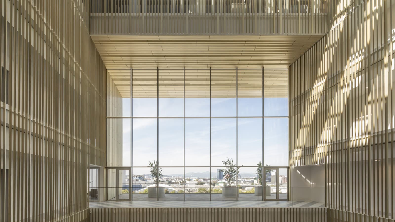 O átrio é revestido com perfis de alumínio anodizado dourado, cujos tons mudam conforme o movimento do sol (© Ana Skobe) O átrio é revestido com perfis de alumínio anodizado dourado, cujos tons mudam conforme o movimento do sol (© Ana Skobe)