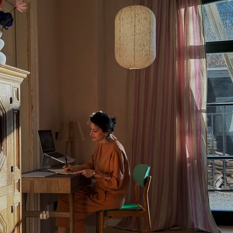 Büşra Qadir denomina o seu estilo interior de «fusion living», pois combina culturas, estilos e cores (© Büşra Qadir). Büşra Qadir denomina o seu estilo interior de «fusion living», pois combina culturas, estilos e cores (© Büşra Qadir).