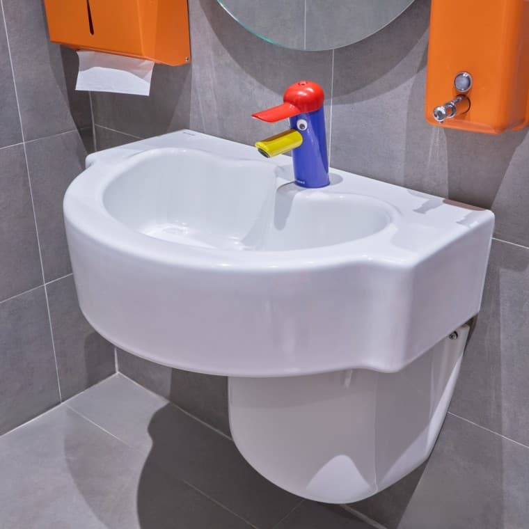 Produtos da série Geberit Bambini foram instalados nas zonas infantis (© Oğuzhan Kasar) Produtos da série Geberit Bambini foram instalados nas zonas infantis (© Oğuzhan Kasar)