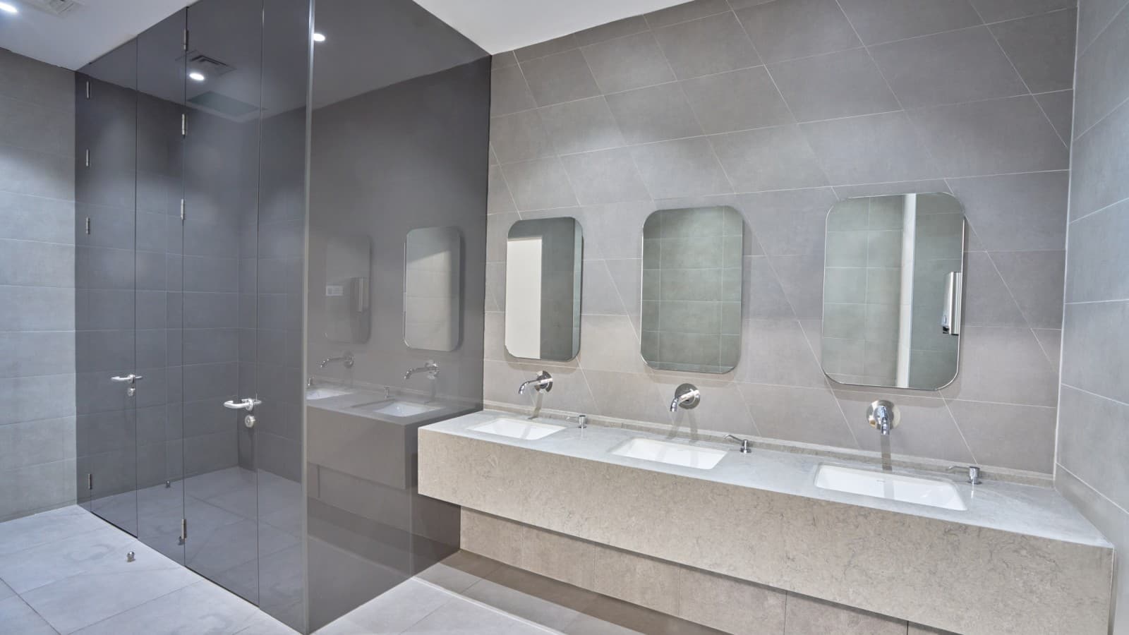 Simples e elegante: lavatórios Geberit VariForm e torneiras Piave © Oğuzhan Kasar Simples e elegante: lavatórios Geberit VariForm e torneiras Piave © Oğuzhan Kasar