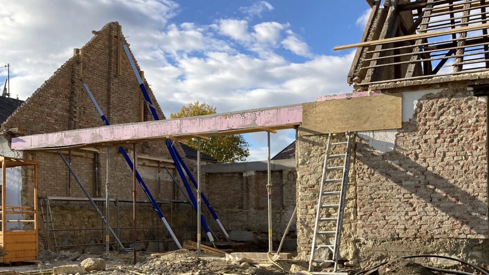 Como tudo começou: o antigo celeiro em 2021 (© Anna W.) Como tudo começou: o antigo celeiro em 2021 (© Anna W.)