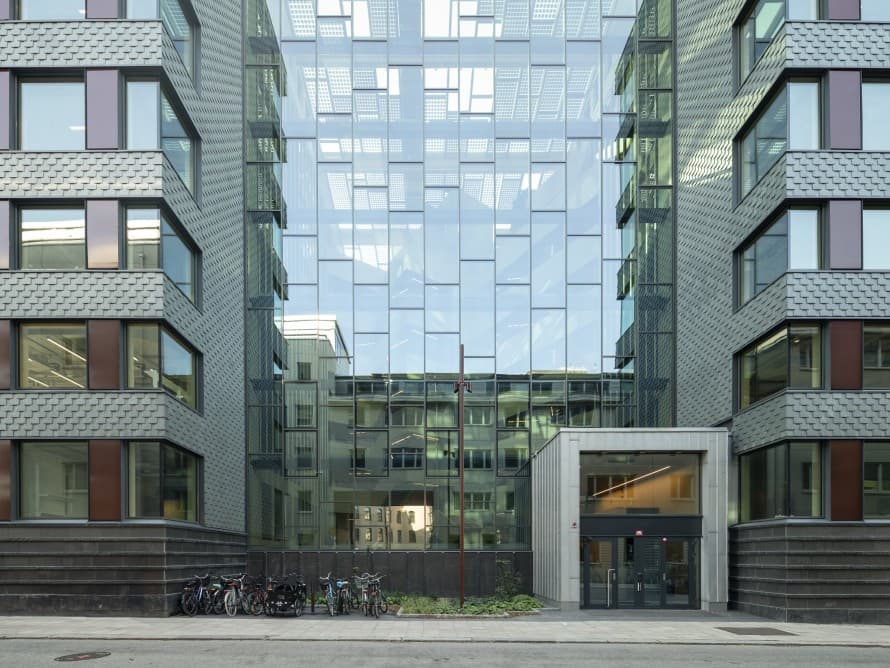 Três secções de edifícios anteriormente separadas foram unidas por um pátio interior partilhado para formar um novo conjunto (© baraBild). Três secções de edifícios anteriormente separadas foram unidas por um pátio interior partilhado para formar um novo conjunto (© baraBild).