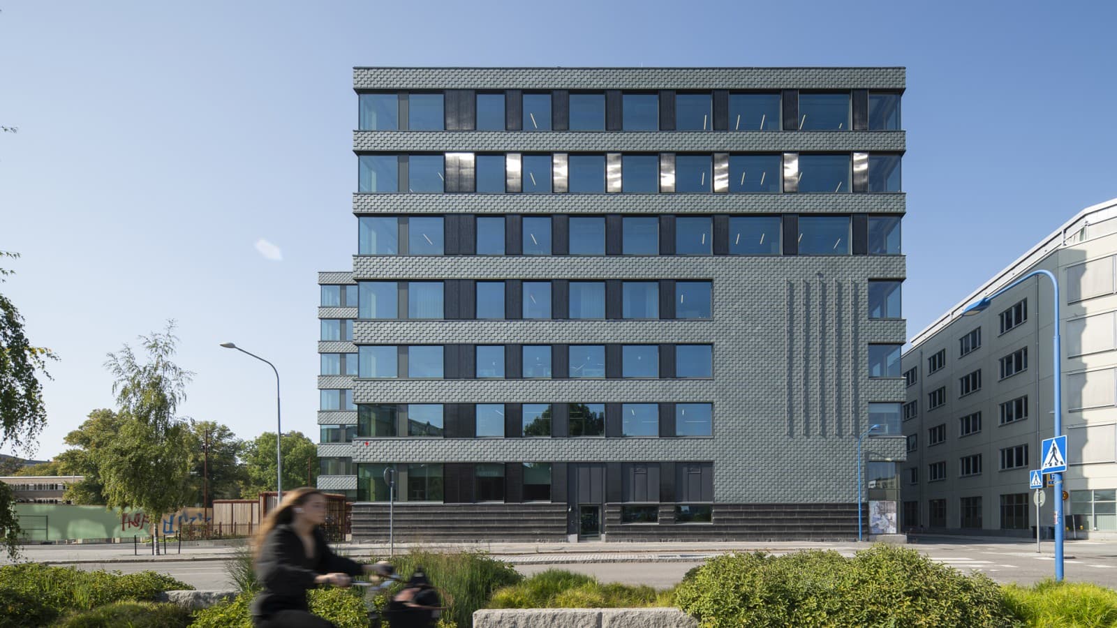 A fachada de ardósia com painéis solares integrados garante a eficiência energética (© baraBild). A fachada de ardósia com painéis solares integrados garante a eficiência energética (© baraBild).