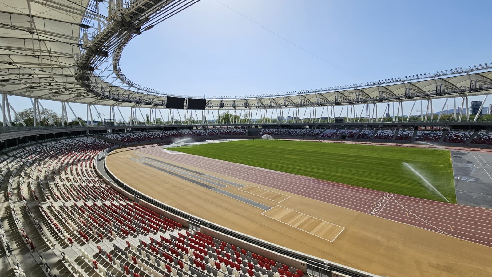 A praça central destina-se a grandes eventos, mas a meia altura existe um amplo corredor para uso público (© Geberit) A praça central destina-se a grandes eventos, mas a meia altura existe um amplo corredor para uso público (© Geberit)