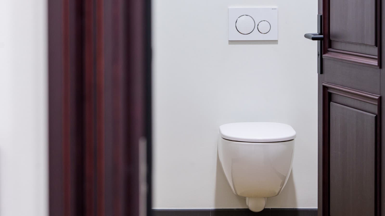 Os arquitetos prestaram especial atenção às casas de banho (© Jānis Salmanis) Os arquitetos prestaram especial atenção às casas de banho (© Jānis Salmanis)