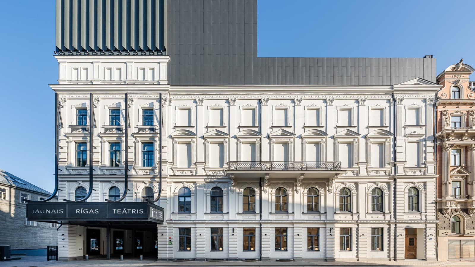 De edifício antigo e decadente a joia arquitetónica: o Novo Teatro de Riga (© Jānis Salmanis) De edifício antigo e decadente a joia arquitetónica: o Novo Teatro de Riga (© Jānis Salmanis)
