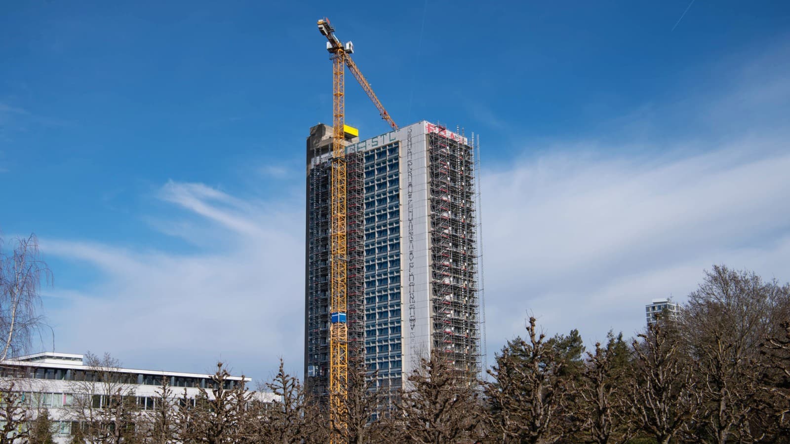O arranha-céus OMU 93, da década de 1970, está a ser renovado e a ser reabilitado O arranha-céus OMU 93, da década de 1970, está a ser renovado e a ser reabilitado