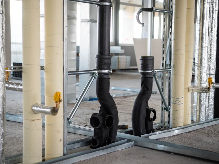 Tubo de escoamento com Geberit Silent-db20 SuperTube no edifício residencial OMU 93, após a renovação Tubo de escoamento com Geberit Silent-db20 SuperTube no edifício residencial OMU 93, após a renovação