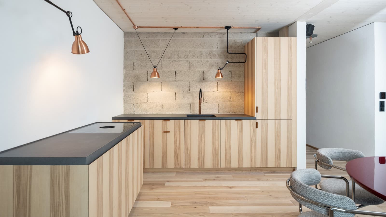 Usam-se tijolos de cânhamo no interior da maior casa de cânhamo da Europa. (© Openly / Jens Ellensohn) Usam-se tijolos de cânhamo no interior da maior casa de cânhamo da Europa. (© Openly / Jens Ellensohn)