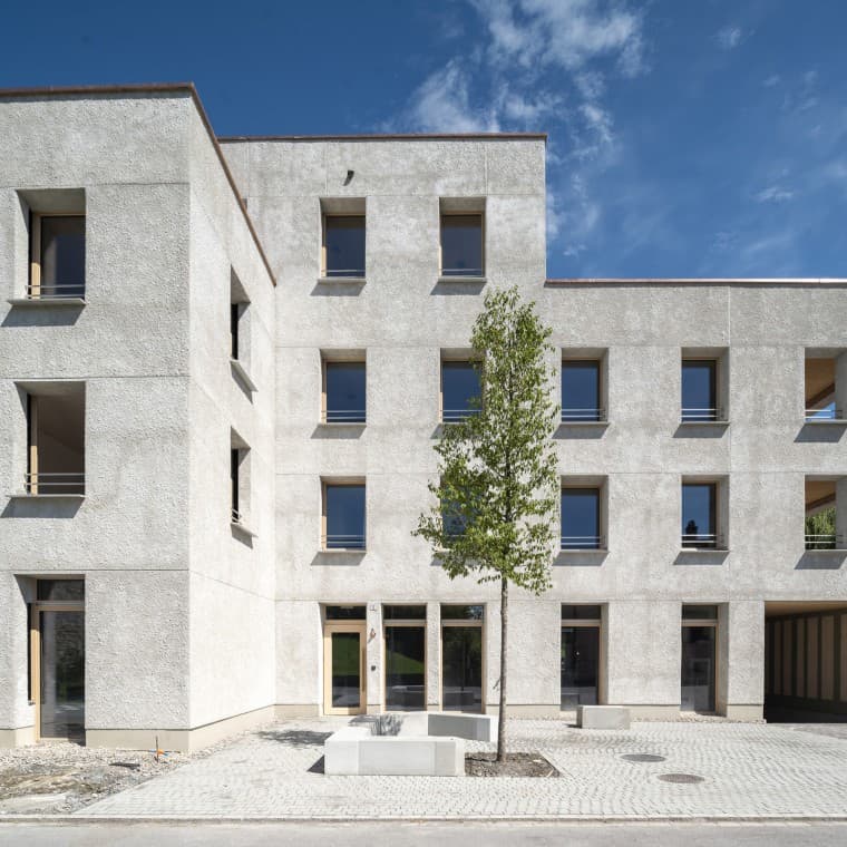 Materiais desenvolvidos internamente, como o betão de cânhamo Cancret, são utilizados no projeto em Widnau (© Openly / Jens Ellensohn) Materiais desenvolvidos internamente, como o betão de cânhamo Cancret, são utilizados no projeto em Widnau (© Openly / Jens Ellensohn)