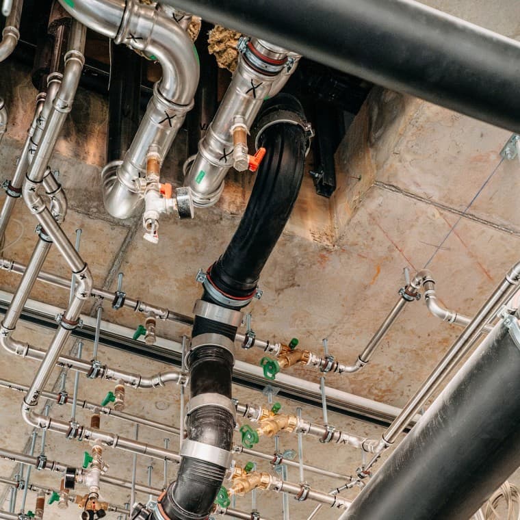 Arranha-céus residencial DS 90: Geberit Silent-Pro BottomTurn na área da mudança de direção Arranha-céus residencial DS 90: Geberit Silent-Pro BottomTurn na área da mudança de direção