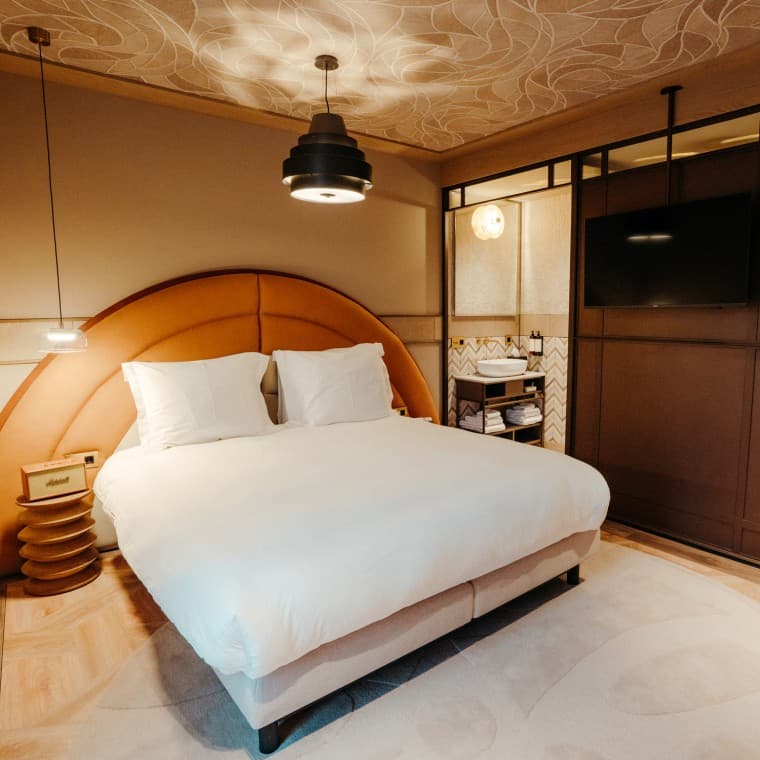 36 quartos de hotel elegantes em estilo Mid Century Modern (© Nina Slagmolen) 36 quartos de hotel elegantes em estilo Mid Century Modern (© Nina Slagmolen)