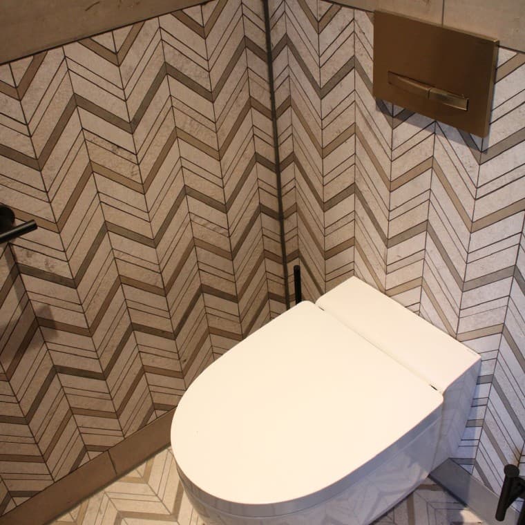 A placa de descarga Sigma50 assegura uma elegância intemporal (© Geberit) A placa de descarga Sigma50 assegura uma elegância intemporal (© Geberit)