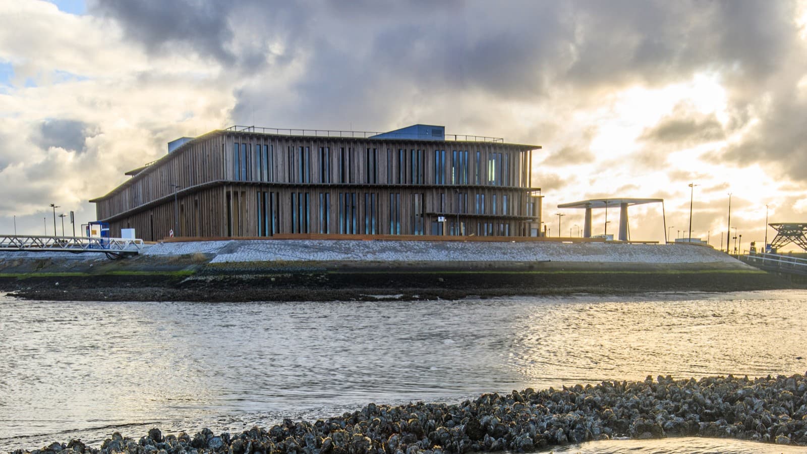 O recém-inaugurado Centro do Património Mundial do Mar de Wadden (© Tjeerd Visser/WEC) O recém-inaugurado Centro do Património Mundial do Mar de Wadden (© Tjeerd Visser/WEC)