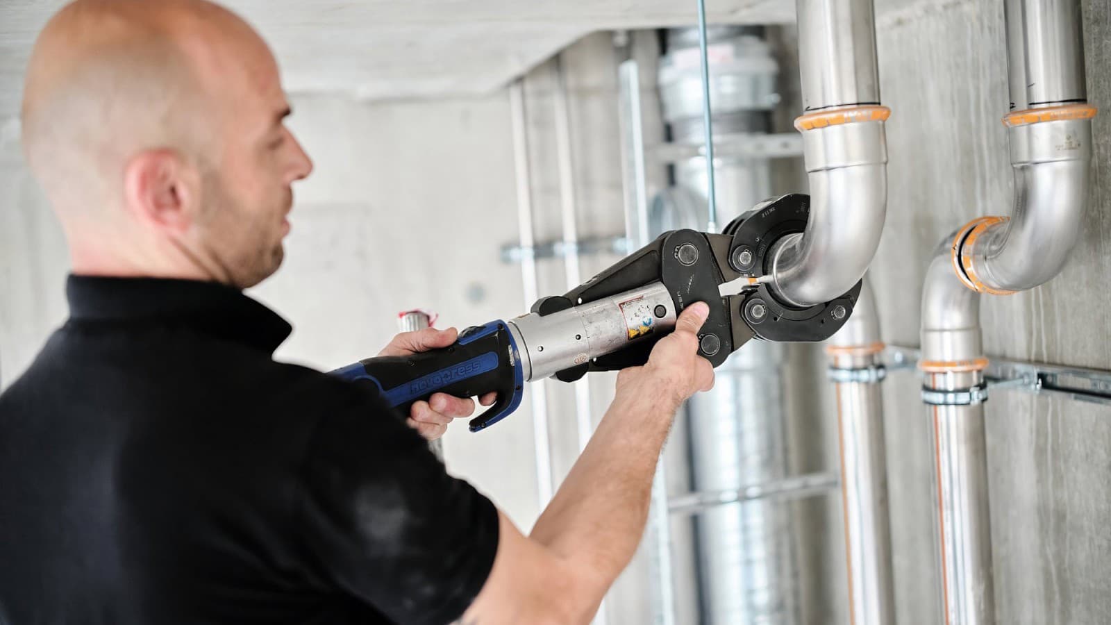 O canalizador Danijel Pupic instala o sistema Geberit Mapress Therm O canalizador Danijel Pupic instala o sistema Geberit Mapress Therm