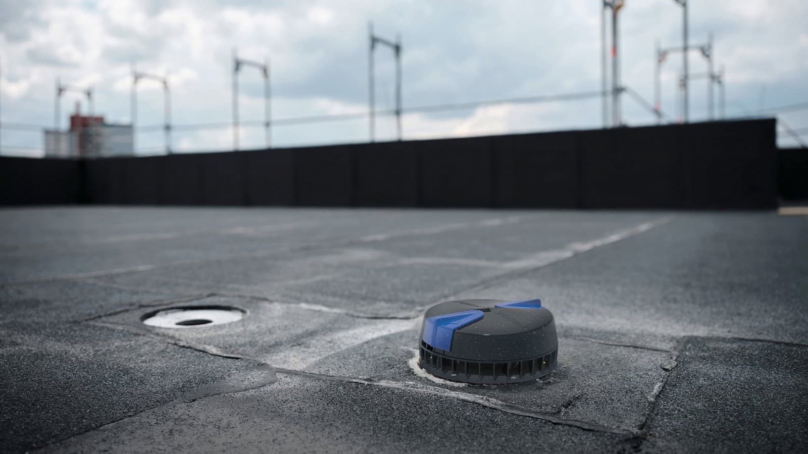 Sistema sifónico de drenagem de coberturas Geberit Pluvia instalado no Centro Logístico da AMF Sistema sifónico de drenagem de coberturas Geberit Pluvia instalado no Centro Logístico da AMF