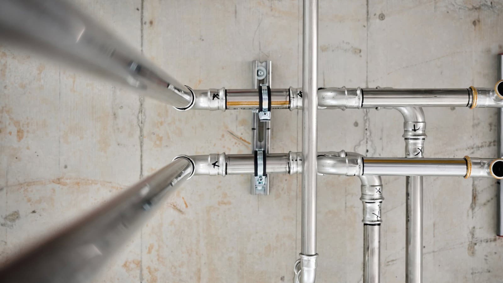 O Geberit Mapress Therm foi utilizado no centro de logística da AMF para aplicações de ar comprimido e aquecimento O Geberit Mapress Therm foi utilizado no centro de logística da AMF para aplicações de ar comprimido e aquecimento