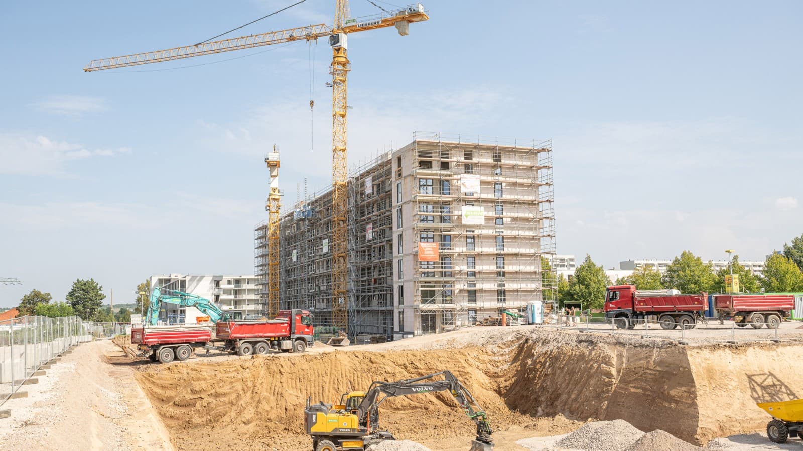 Cerca de 600 apartamentos de elevada qualidade e com instalações modernas, destinados a habitação própria e arrendamento, bem como apartamentos sociais, foram construídos no âmbito do projecto residencial Europakarree Erfurt Cerca de 600 apartamentos de elevada qualidade e com instalações modernas, destinados a habitação própria e arrendamento, bem como apartamentos sociais, foram construídos no âmbito do projecto residencial Europakarree Erfurt