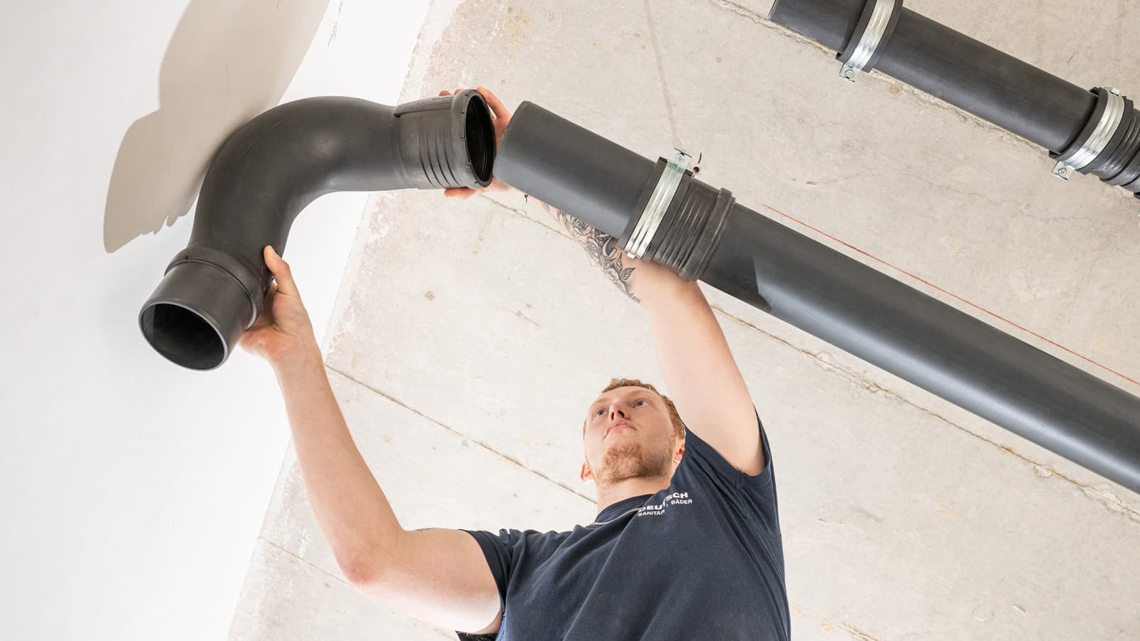 Instalação de curvas Geberit Silent-Pro BackFlip em vez da mudança de direção convencional com curvas de 45° Instalação de curvas Geberit Silent-Pro BackFlip em vez da mudança de direção convencional com curvas de 45°