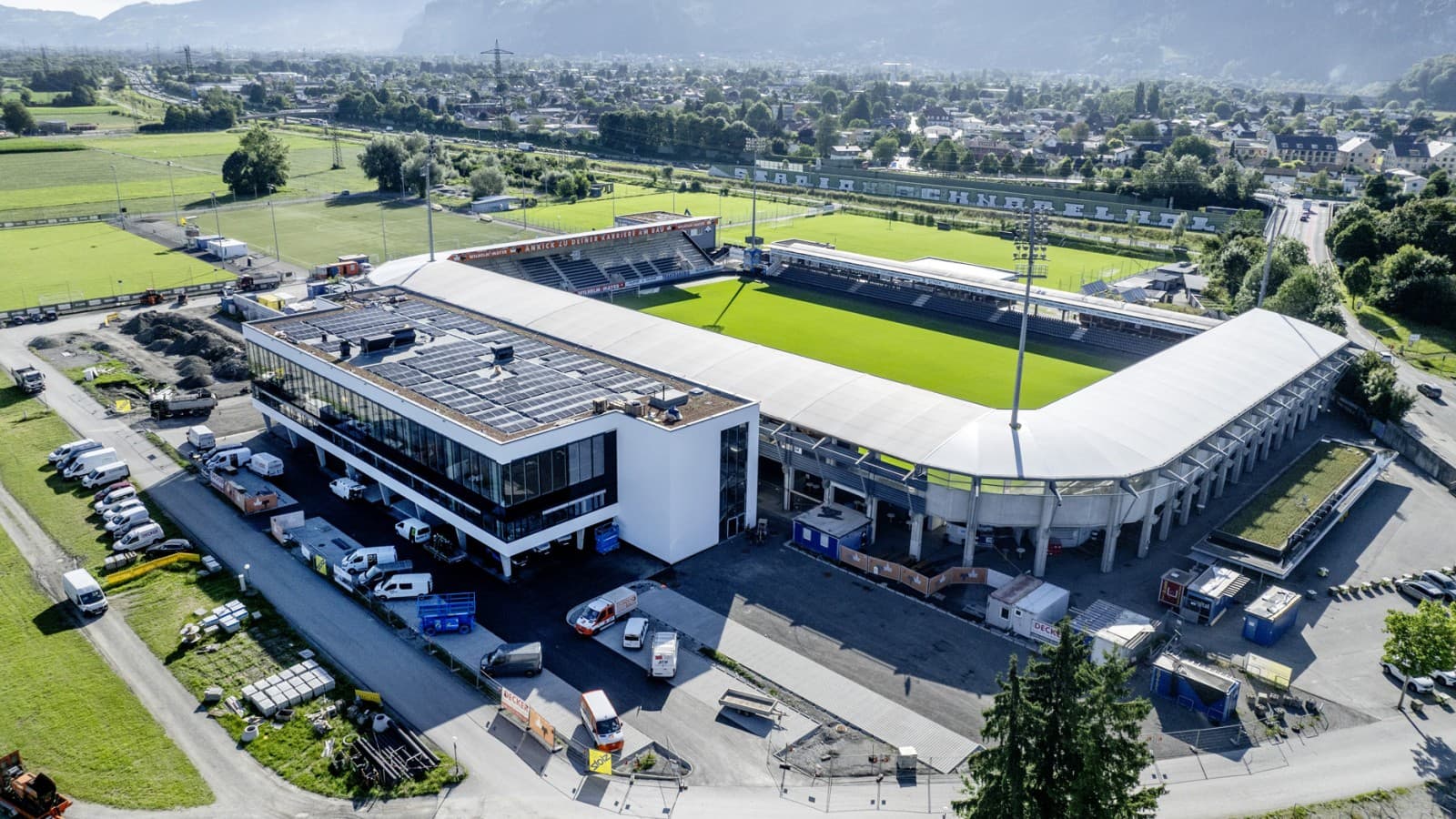 O estádio de futebol do SCR Altach foi ampliado em 2025 para incluir o Business Club O estádio de futebol do SCR Altach foi ampliado em 2025 para incluir o Business Club