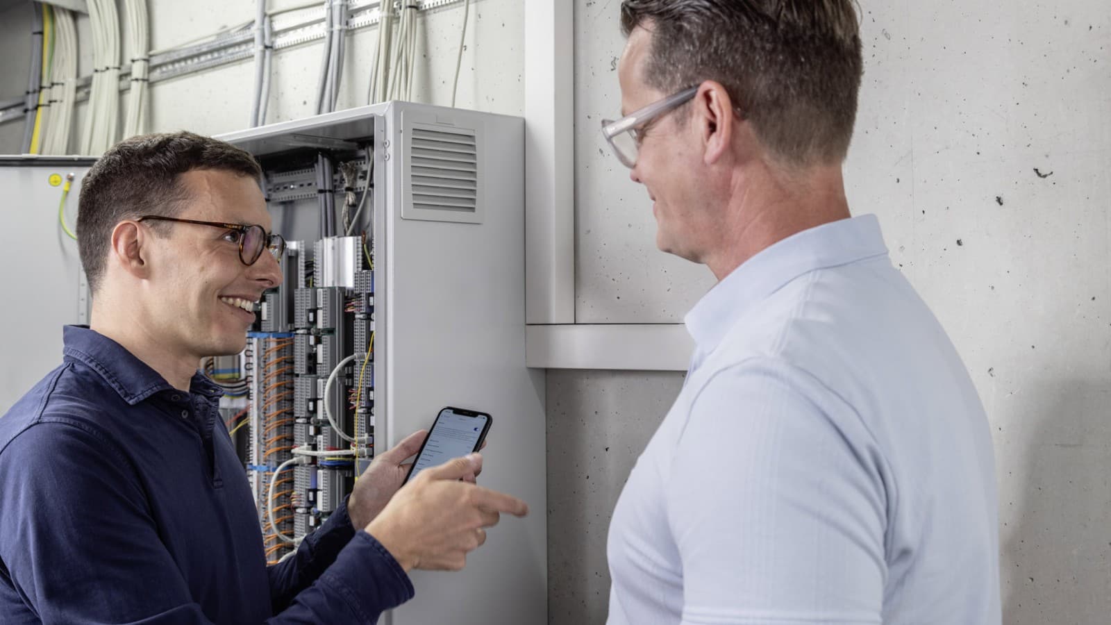 Comissionamento do Geberit Connect com todos os dispositivos pouco antes da conclusão Comissionamento do Geberit Connect com todos os dispositivos pouco antes da conclusão