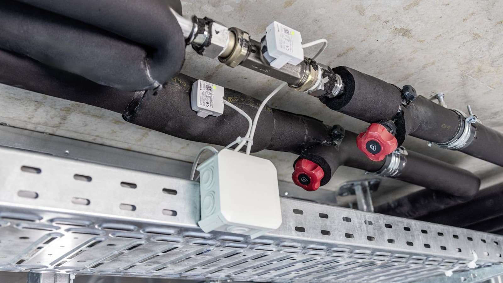 Sensores de temperatura e caudal volumétrico Geberit GEBUS para medir flutuações de temperatura e caudais Sensores de temperatura e caudal volumétrico Geberit GEBUS para medir flutuações de temperatura e caudais