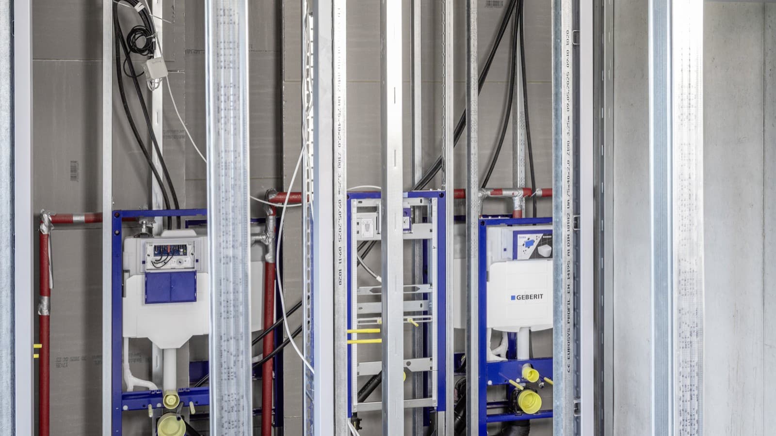 As instalações sanitárias das casas de banho do business centre foram instaladas com recurso às estruturas de instalação Geberit Duofix As instalações sanitárias das casas de banho do business centre foram instaladas com recurso às estruturas de instalação Geberit Duofix