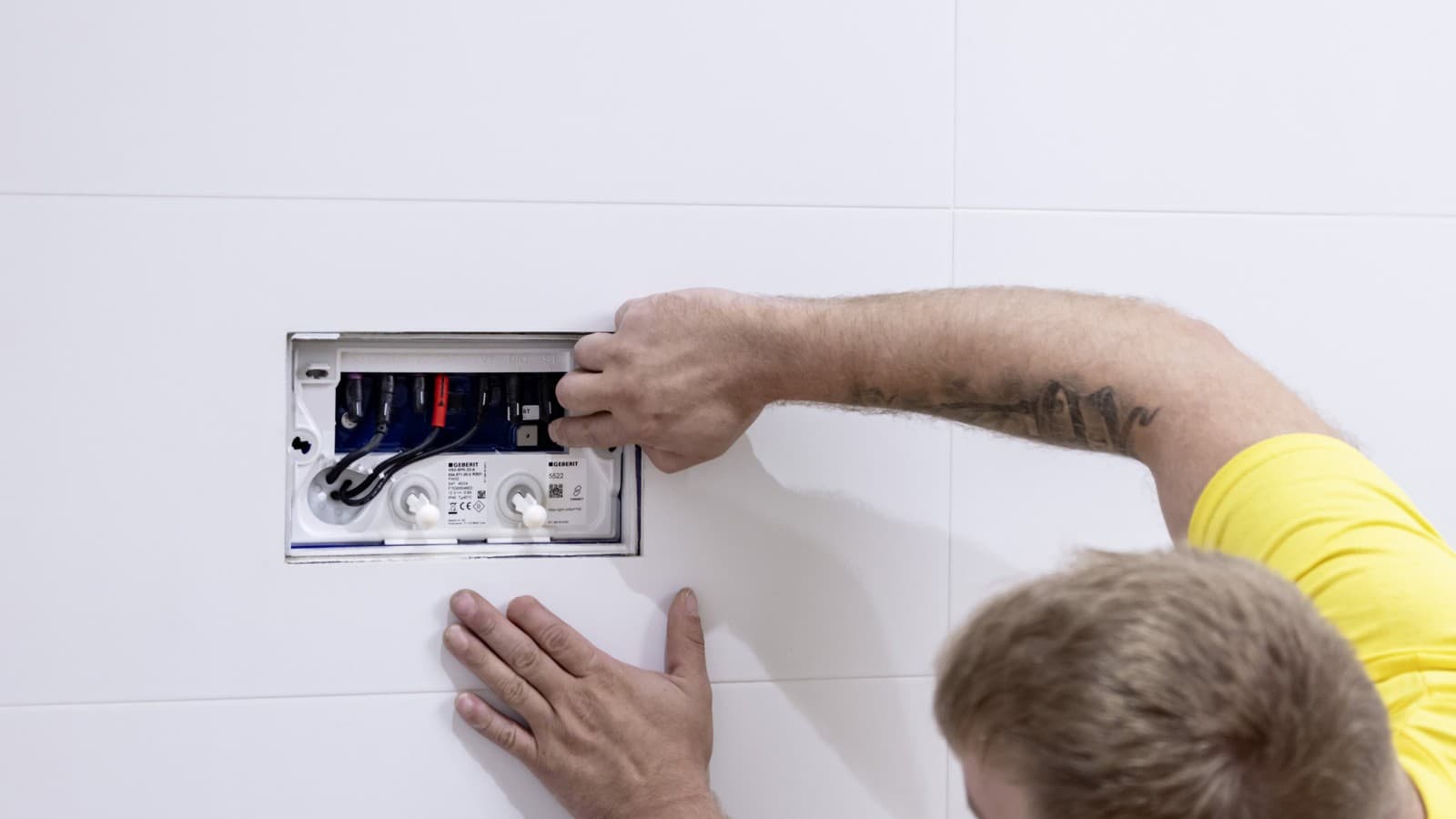 Uma unidade de descarga higiénica Geberit HS50 foi integrada na cisterna oculta no último ponto de utilização na área sanitária Uma unidade de descarga higiénica Geberit HS50 foi integrada na cisterna oculta no último ponto de utilização na área sanitária