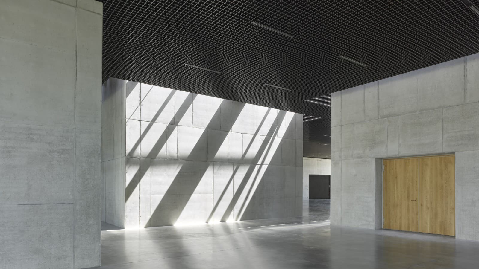 A interação entre luz e transparência, materiais e detalhes cria uma atmosfera tranquila e serena (© Roland Halbe)