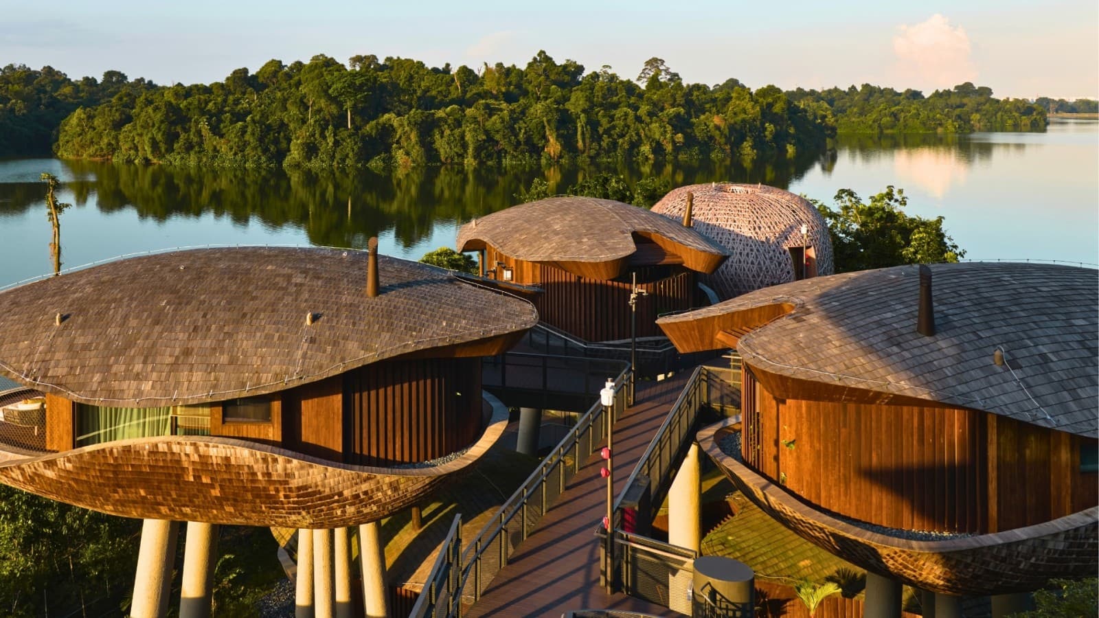 As casas nas árvores têm como inspiração as vagens de sementes e permitem que a selva cresça entre elas (© Banyan Tree) As casas nas árvores têm como inspiração as vagens de sementes e permitem que a selva cresça entre elas (© Banyan Tree)