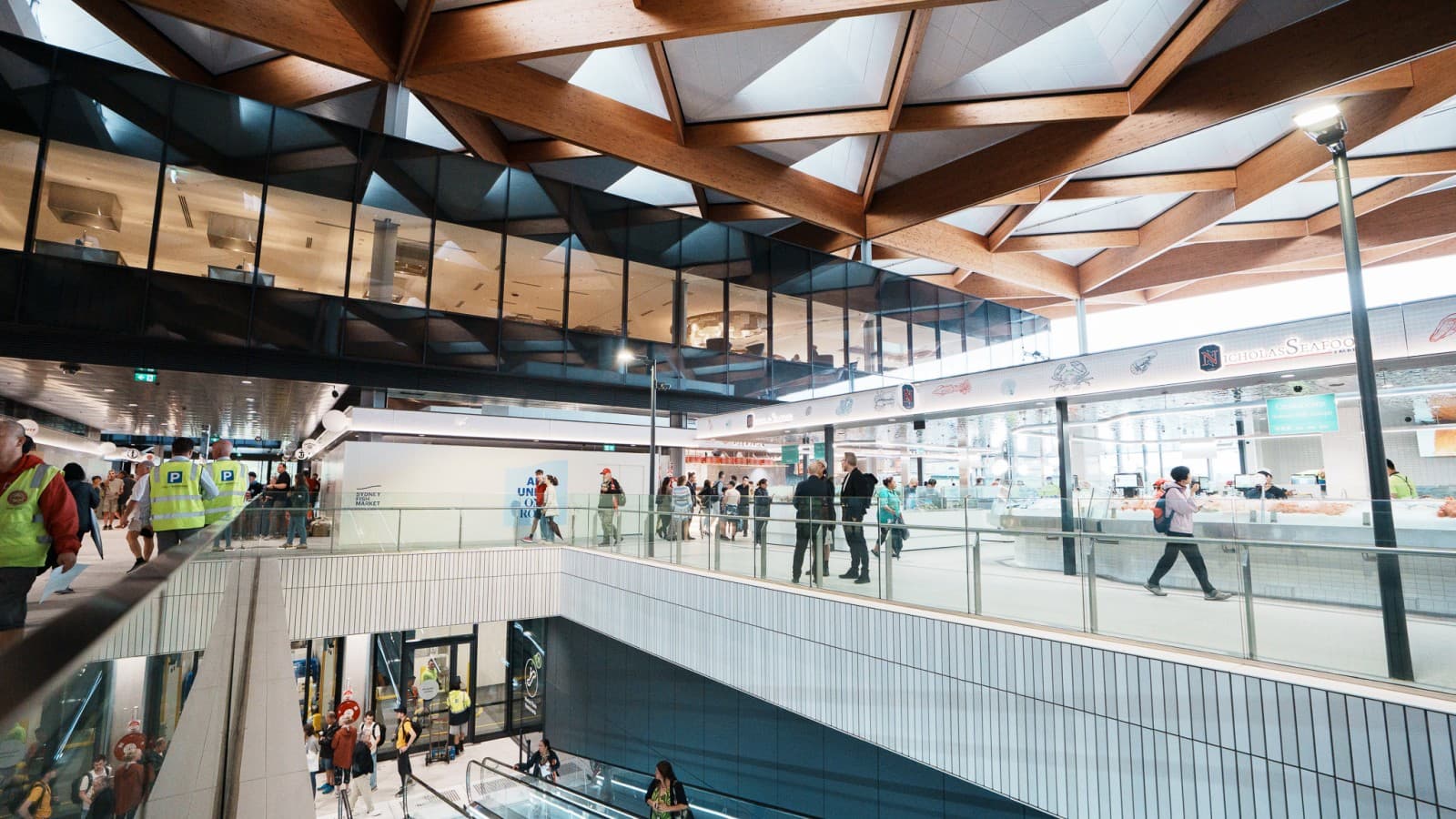 A arquitetura aberta das plantas superiores convida os visitantes a passear, fazer compras e desfrutar do animado ambiente do mercado (© Grainger Films) A arquitetura aberta das plantas superiores convida os visitantes a passear, fazer compras e desfrutar do animado ambiente do mercado (© Grainger Films)