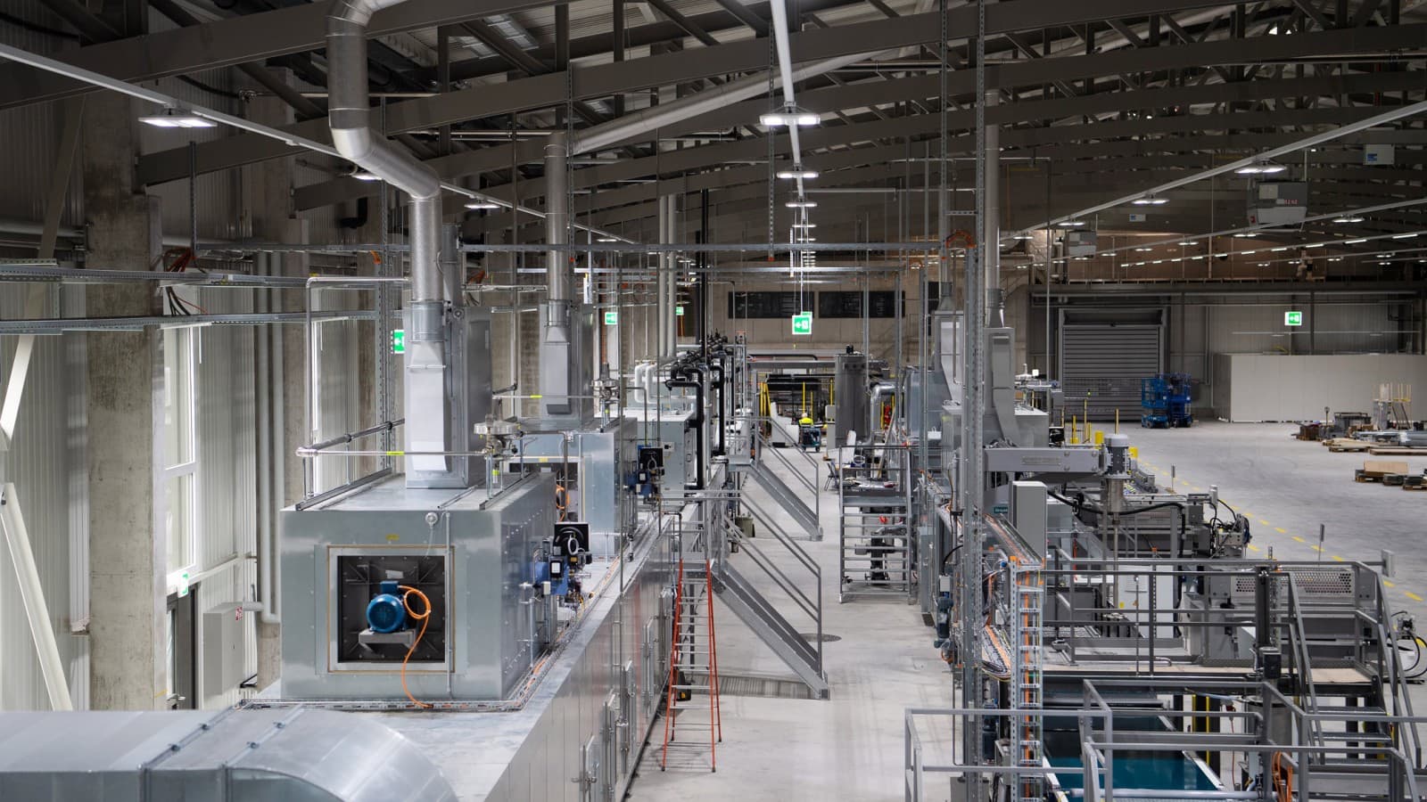 Linhas de produção no novo pavilhão de produção da Swisspearl em Niederurnen, Suíça Linhas de produção no novo pavilhão de produção da Swisspearl em Niederurnen, Suíça