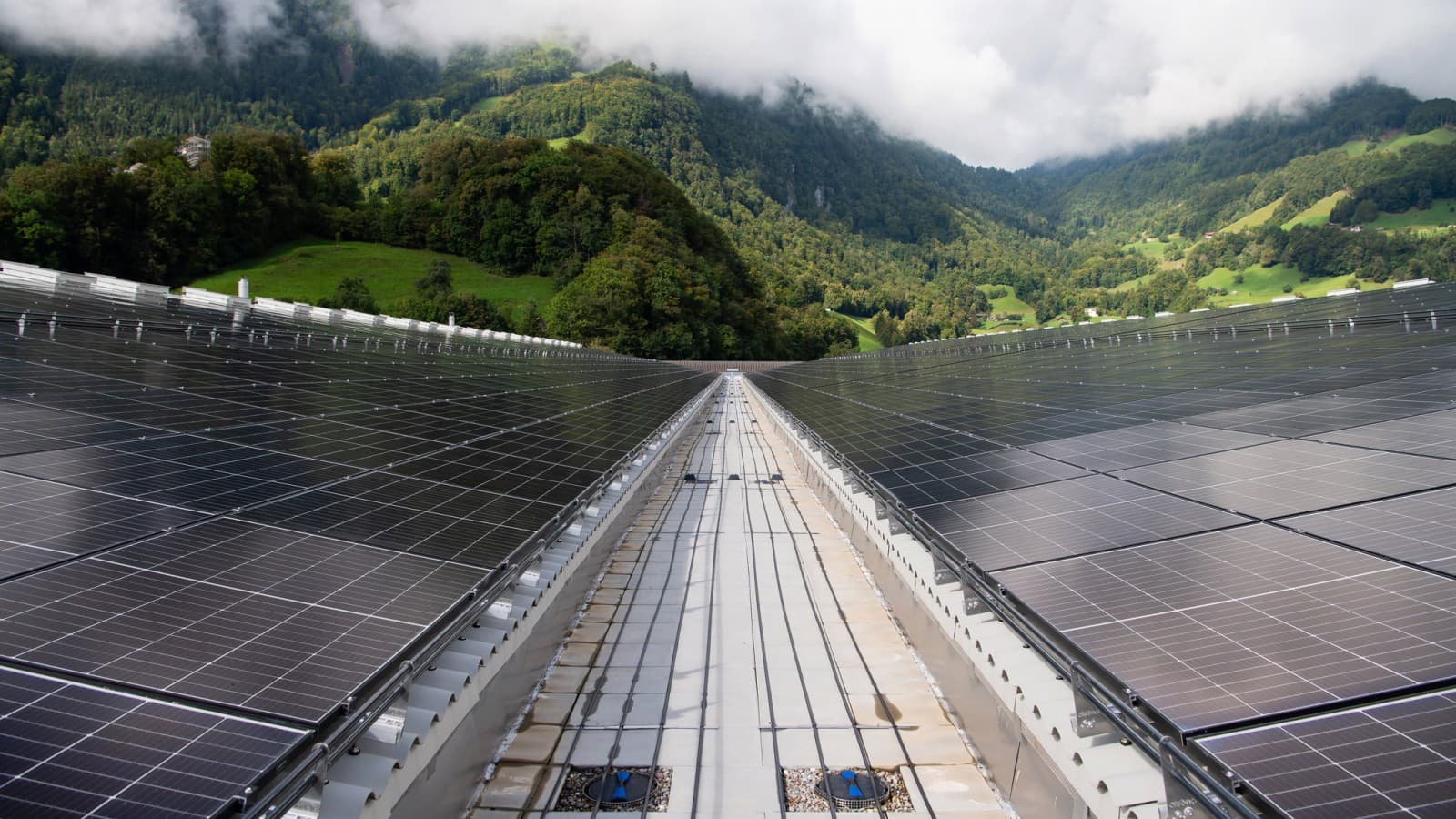 Geração de energia solar através de um sistema fotovoltaico de grande escala e drenagem da cobertura com Geberit Pluvia Geração de energia solar através de um sistema fotovoltaico de grande escala e drenagem da cobertura com Geberit Pluvia