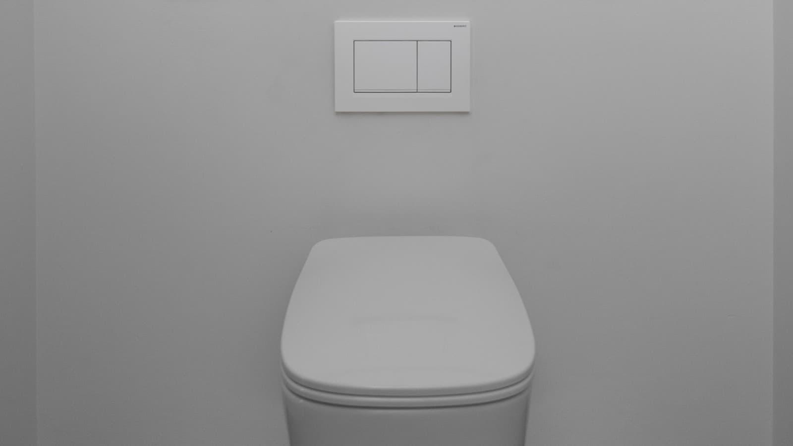 Casa de banho com placa de descarga Geberit Sigma20, retangular (© Geberit)