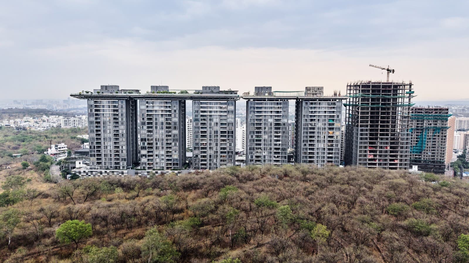 Para além das cinco torres já concluídas, está atualmente em construção uma sexta torre, ligeiramente mais alta (© Severin Jakob) Para além das cinco torres já concluídas, está atualmente em construção uma sexta torre, ligeiramente mais alta (© Severin Jakob)