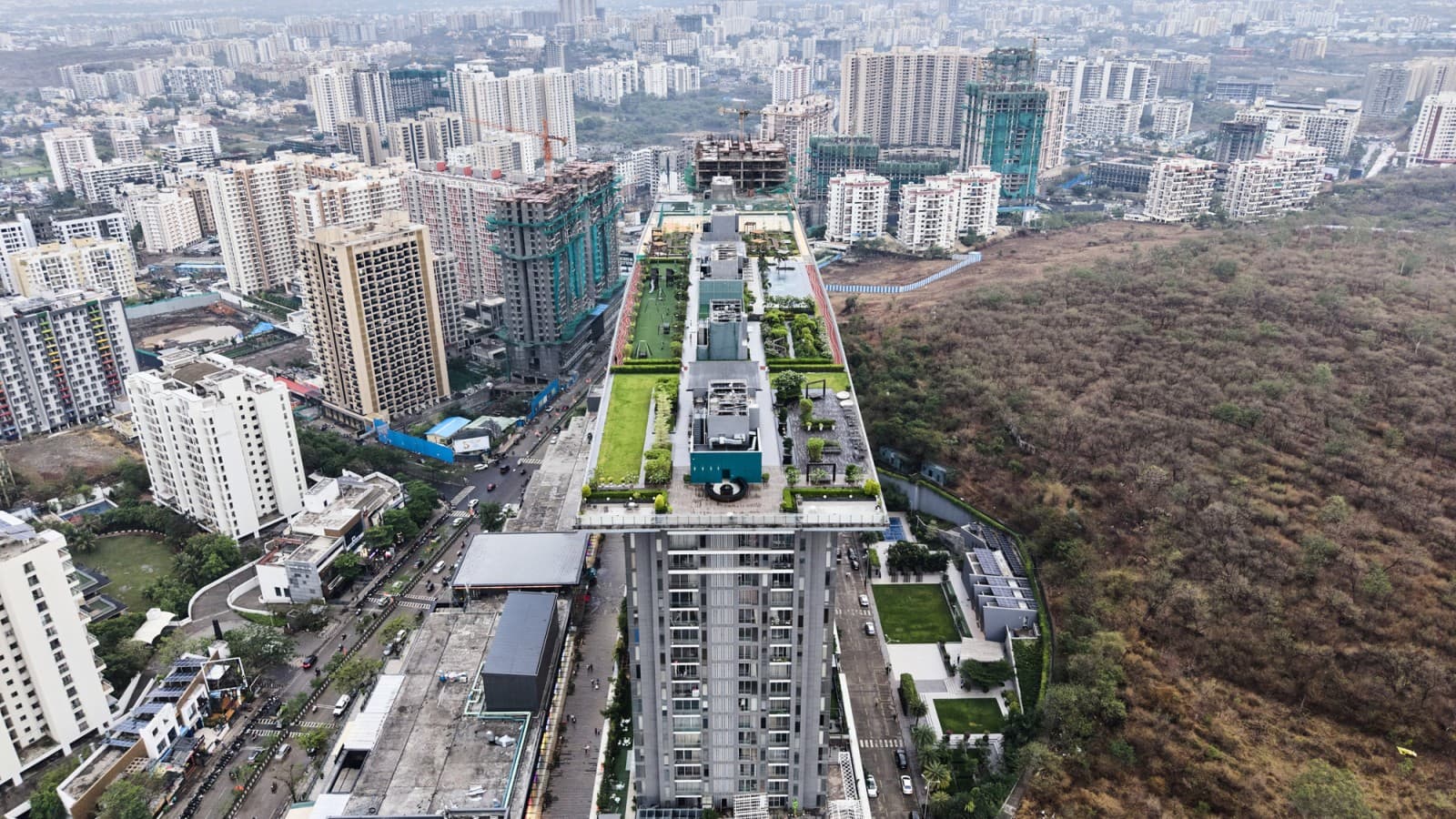 O terraço no telhado estende-se por cinco torres e oferece tudo o que se possa imaginar – desde uma piscina a um bar e um restaurante, passando por instalações desportivas (© Severin Jakob) O terraço no telhado estende-se por cinco torres e oferece tudo o que se possa imaginar – desde uma piscina a um bar e um restaurante, passando por instalações desportivas (© Severin Jakob)