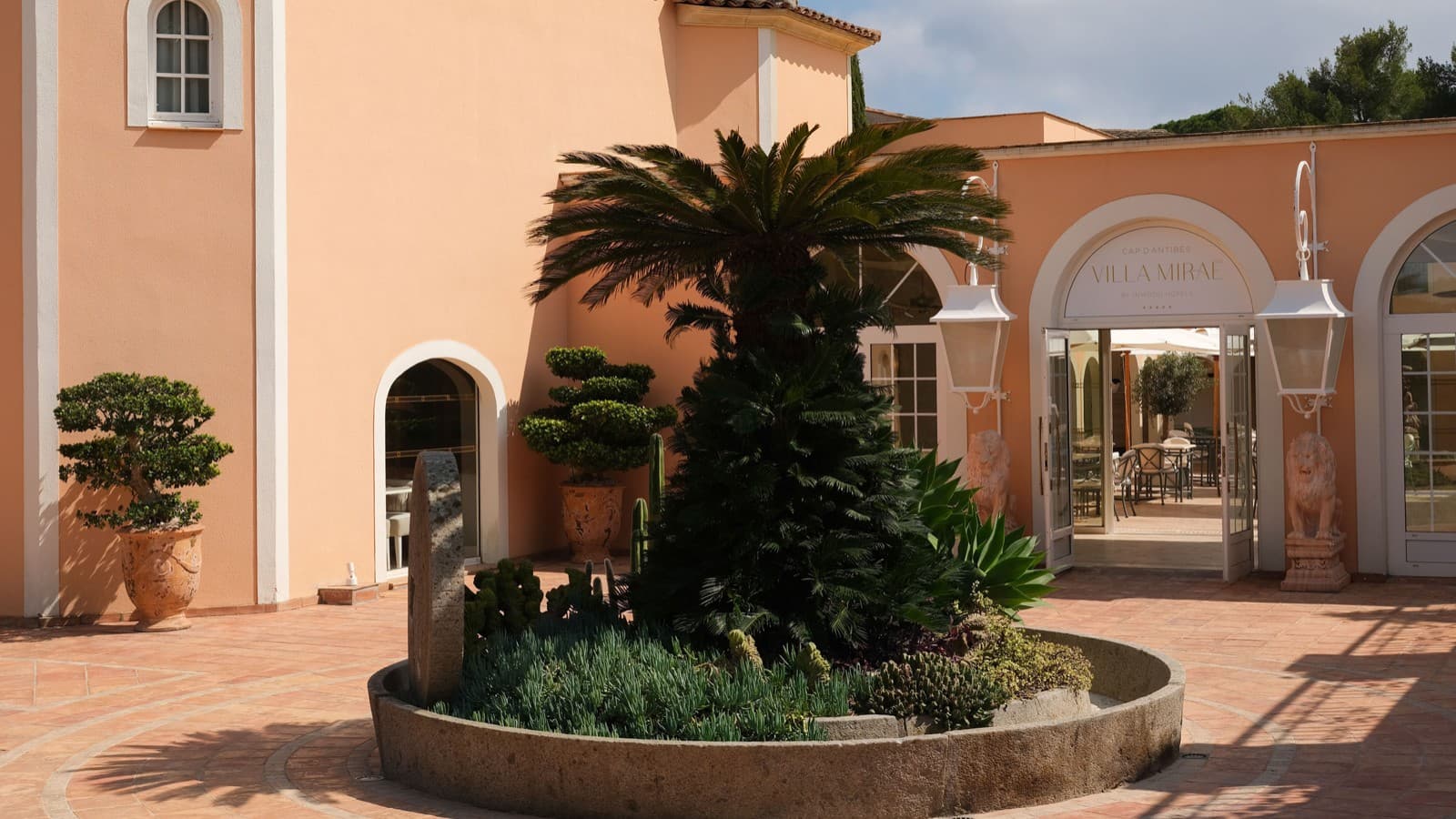 Vista exterior da Villa Miraé, em Antibes (© Marion Butet Studio) Vista exterior da Villa Miraé, em Antibes (© Marion Butet Studio)